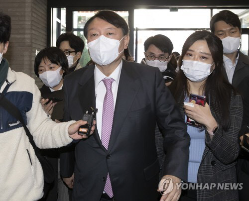 윤석열 대선후보가 17일 오전 천안함 유족 등을 면담하기 위해 당사에 들어서고 있다. 국회사진기자단.